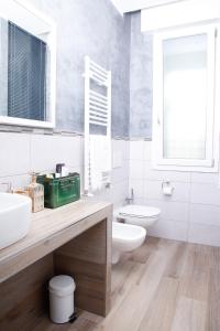 维拉诺瓦La MaGiA di Villa的白色的浴室设有水槽和卫生间。