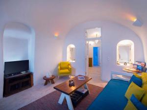 伊亚阿尼米度假屋及别墅的客厅配有蓝色的沙发和黄色的椅子