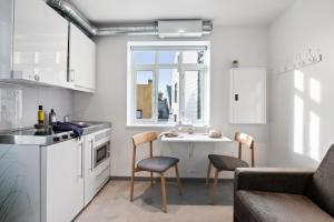 奥勒松Aalesund City Apartment的一间厨房,里面配有桌椅