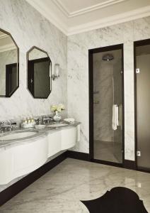 波托菲诺Splendido, A Belmond Hotel, Portofino的一间带两个盥洗盆和淋浴的浴室
