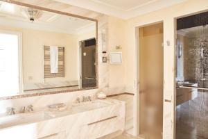 波托菲诺Splendido, A Belmond Hotel, Portofino的一间带水槽和镜子的浴室