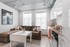 奥勒松Aalesund City Apartment的客厅配有沙发和桌子