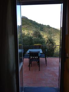 MontaleAppartamento il Giglio的享有带桌椅的庭院的景色。