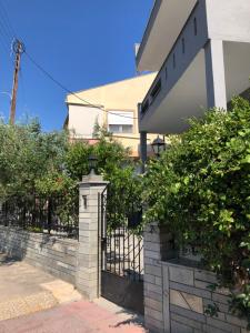 尼亚普拉莫斯Glykanisos Suites的建筑物前有门的栅栏