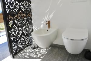 拉古多加嘎普霍夫酒店的浴室配有白色卫生间和坐浴盆。