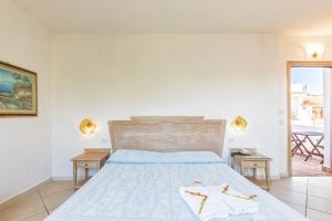 圣特奥多罗盆景酒店 的一间卧室配有一张带蓝色棉被的床