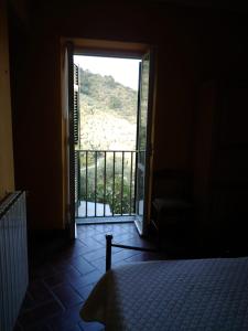 MontaleAppartamento il Giglio的带阳台的客房设有一扇门