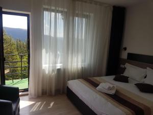 兰卡奥松旅馆的一间卧室设有一张床和一个大窗户
