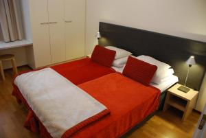 于莱Ylläs Chalet 8208的一间卧室配有一张带红白毯子的床
