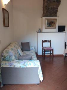 MontaleAppartamento Il Girasole的一间卧室配有一张床和一把椅子