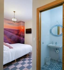 Cúllar-VegaCasa Rural Villa San Juan的一间卧室配有一张床,浴室设有水槽
