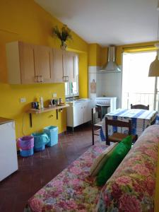 MontaleAppartamento Margherita的一间厨房,里面设有黄色的墙壁和一张桌子