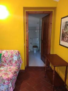 MontaleAppartamento Margherita的客房设有带卫生间的浴室和黄色的墙壁。