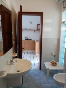 托雷瓦多Oblò的浴室配有盥洗盆、卫生间和盥洗盆。