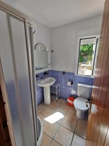 尼哈尔Apartamento paula 2的一间带卫生间和水槽的浴室
