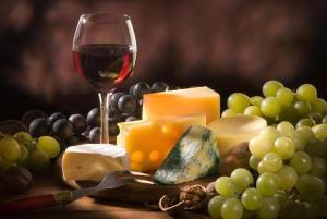 本图贡萨尔维斯唐若昂旅馆的一杯葡萄酒和一束奶酪及葡萄