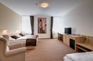 BílovecHotel GTC 3* superior的酒店客房设有两张床和电视。