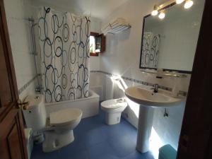 CuerresVillalen的一间带水槽、卫生间和镜子的浴室