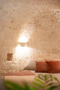 阿尔贝罗贝洛Monte Adamello - dimora nei trulli的一间卧室配有一张石墙床