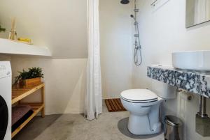 埃武拉Alfar Story - Évora House的一间带卫生间和水槽的浴室