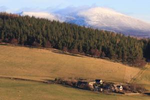 BallindallochEaster Corrie Cottages的天空景,有雪覆盖的山