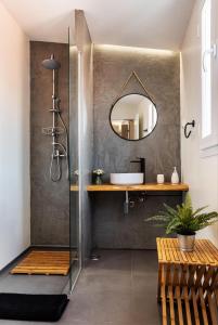 埃武拉Alfar Story - Évora House的带淋浴、水槽和镜子的浴室