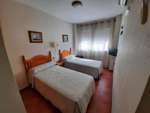 圣何塞哥斯达黎加旅馆的酒店客房设有两张床和电视。