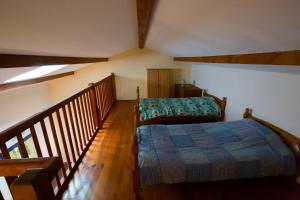 亚斯凯恩依拉吉酒店的卧室铺有木地板,配有一张床