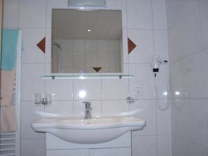 希帕赫卡麦伦哈夫农家乐的白色的浴室设有水槽和镜子