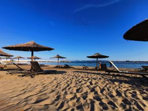 普里莫尔斯科Casa Del Mar的海滩上设有椅子和遮阳伞,还有大海