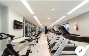 库里提巴Estúdio perfeito的一间健身房,里面设有一排跑步机