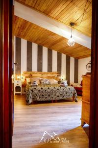 拉奎拉Il Piccolo Tibet - Gran Sasso的一间卧室设有两张床和条纹墙