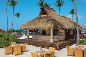 蓬塔卡纳Secrets Royal Beach Punta Cana - Adults Only - All Inclusive的棕榈树海滩上的餐厅