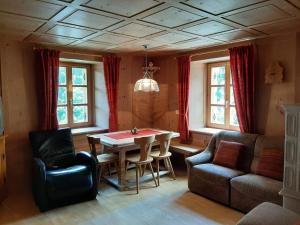 斯泰尔维奥Haus Thoma的客厅配有桌椅和沙发
