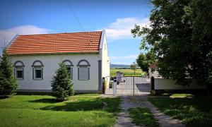 KutjevoYosefsfeld的一座白色的小房子,拥有橙色的屋顶