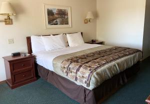 布莱斯普莱斯国家9号旅馆的酒店客房,设有床铺和床头柜