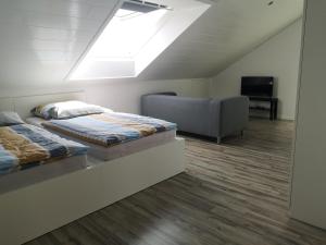图特林根Ferienwohnung Noli的一间卧室设有两张床和天窗