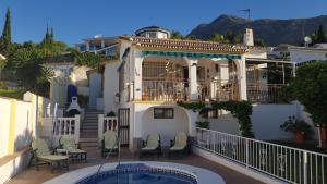 阿罗约德拉迷雅Villa Tony - Benalmádena的带阳台和游泳池的度假屋