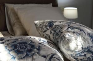 里科索翁Lucas home的睡床旁的蓝色和白色枕头
