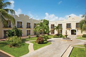 图卢姆Dreams Tulum Resort & Spa的享有棕榈树建筑的外部景色