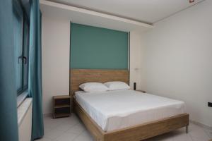 亚历山德鲁波利斯Passenger的一间卧室设有一张床和一个大窗户