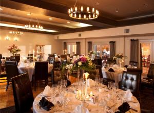 里士满温哥华机场行政酒店的宴会厅配有桌椅和鲜花