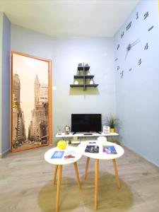 塞萨洛尼基N&N's Luxurious Suite #WhiteTower的客厅设有两张桌子,墙上有鸟