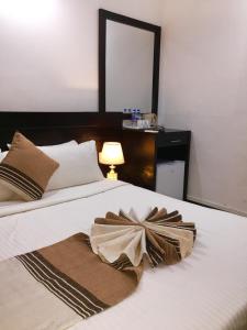 科伦坡OYO MotelVIP的一间卧室配有一张带围巾的床