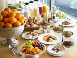 名古屋名古屋ANA皇冠假日酒店的盛满食物和水果的桌子