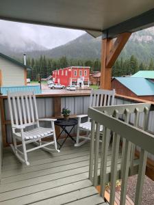 库克市Elk Horn Lodge的美景门廊上配有两把椅子和一张桌子