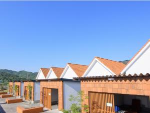 南淡路市Awajishima Hotel Lodge GREEN COZY的一排有屋顶的房屋