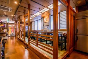大仙市Tabist ホテル富士的一间带酒吧和冰箱的用餐室