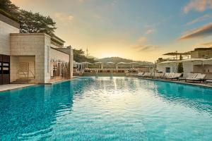 首尔首尔新罗酒店的蓝色海水大型游泳池