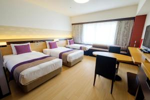 东京爱德蒙大都市东京酒店的酒店客房配有两张床和一张书桌